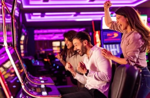 Free spin bonus round in Wolf Gold with multiplier symbols highlighted on toko4d slot